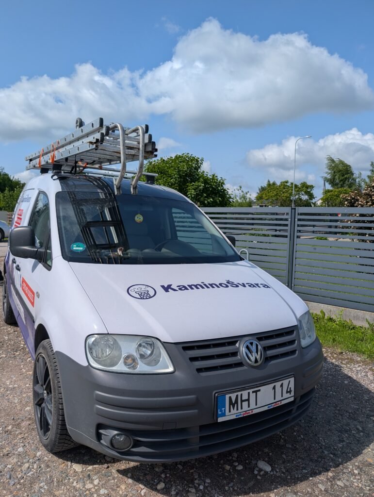 komandos automobilis su kaminų valymo įranga