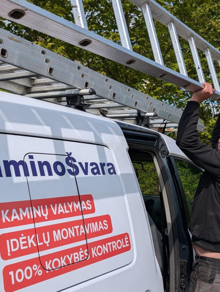 nuo automobilio nuimamos kopėčios kaminui valyti