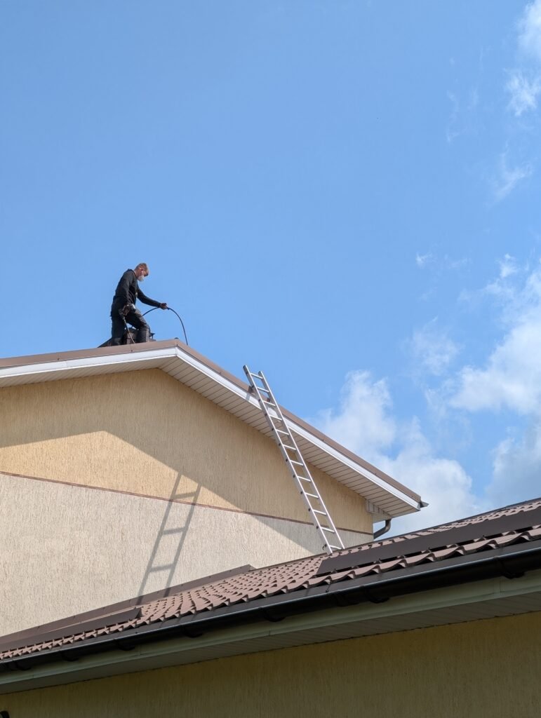kamino švaros kaminkrėtys valo kaminą nuo stogo